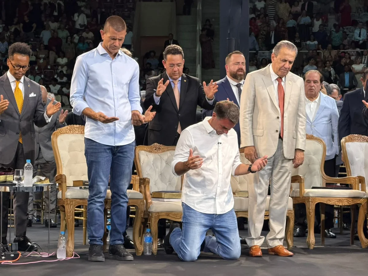 Flávio vai a culto com Douglas Ruas e fala em “guerra espiritual” no Brasil - imagem 5 Flávio vai a culto com Douglas Ruas e fala em “guerra espiritual” no Brasil - imagem 5