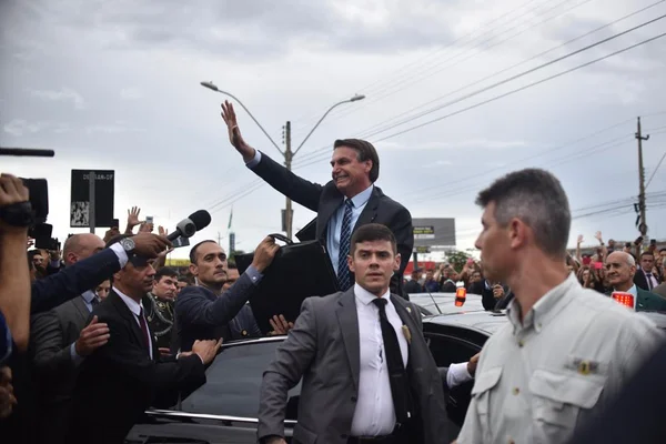 Sem agenda oficial, Bolsonaro come pastel na feira dos importados