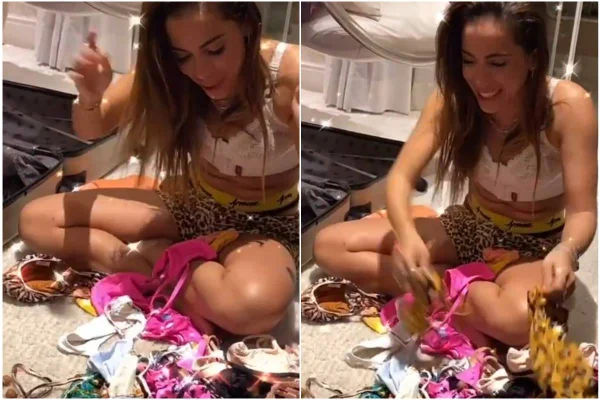Anitta com biquínis no chão