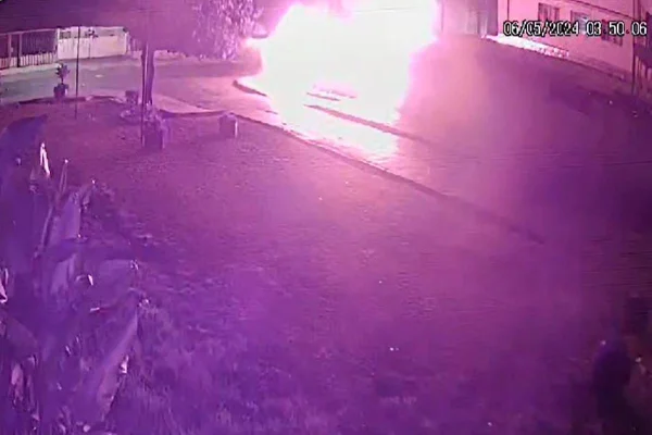 Foto colorida de incendio em quiosque