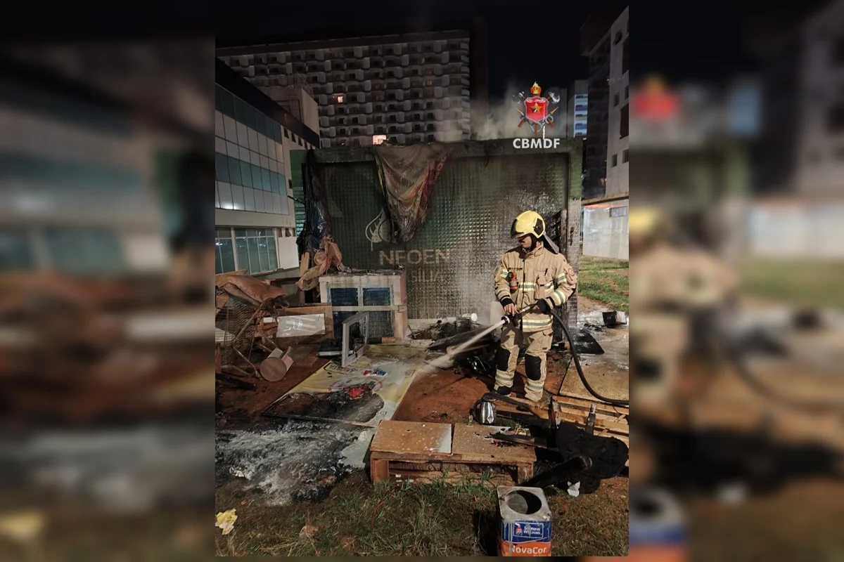 Um casebre localizado ao lado de uma subestação de energia pegou fogo na noite dessa segunda-feira (13/7), na quadra 03 do Setor Hoteleiro Sul, na Asa Sul (DF) Um casebre localizado ao lado de uma subestação de energia pegou fogo na noite dessa segunda-feira (13/7), na quadra 03 do Setor Hoteleiro Sul, na Asa Sul (DF)