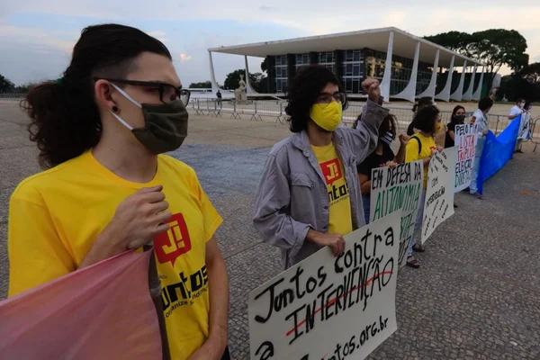 Estudantes protestam contra intervenção de Bolsonaro na escolha de reitores