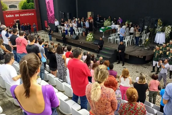 Corpo do cantor Belchior é sepultado em Fortaleza