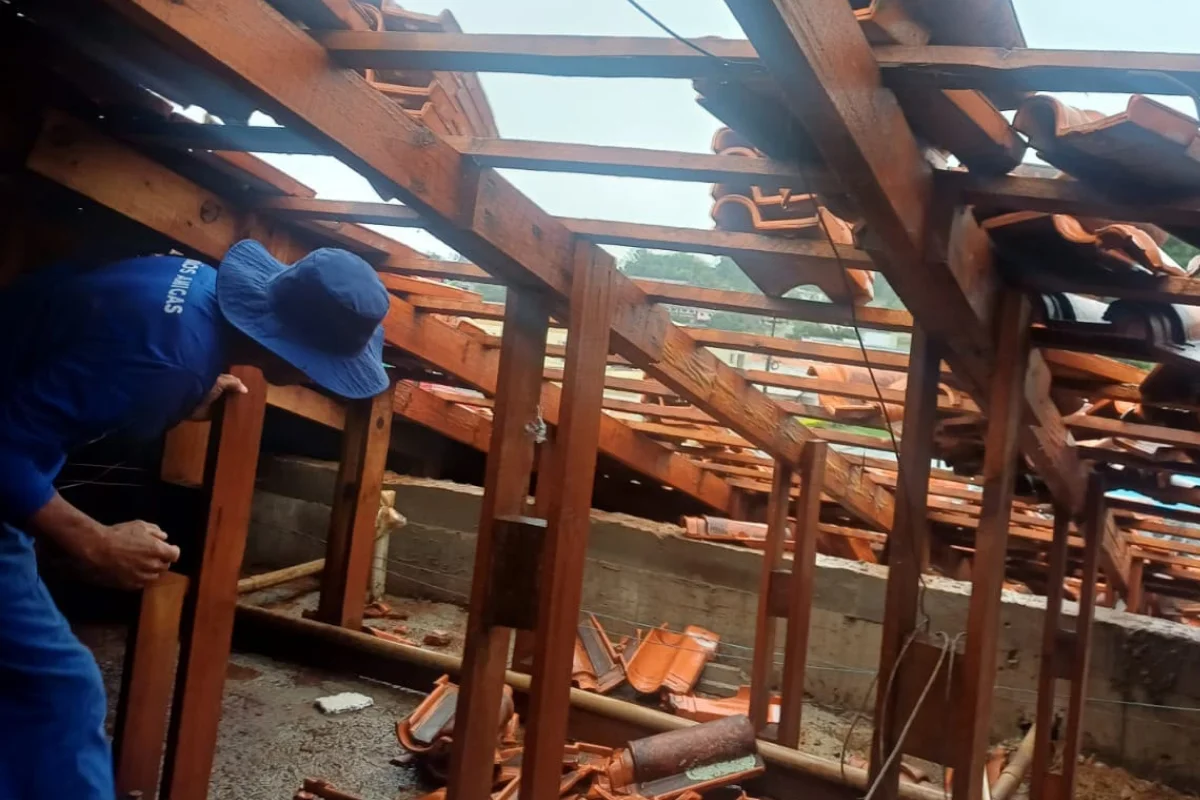 presos ajudam em reconstrução de escola no Paraná presos ajudam em reconstrução de escola no Paraná