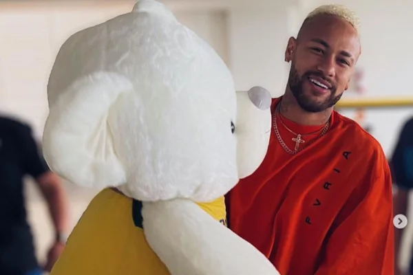 Golpe dos ursinhos: Neymar aparece em publicação de empresa suspeita