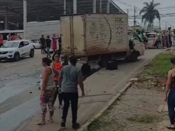 Caminhão batido após assaltantes tentarem fugir da Polícia em Vicente Pires