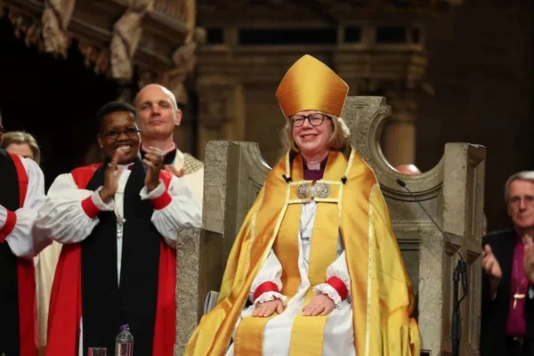 Foto colorida de Sarah Mullally, priemira mulher a tomar posse como líder da Igreja Anglicana - Metrópoles