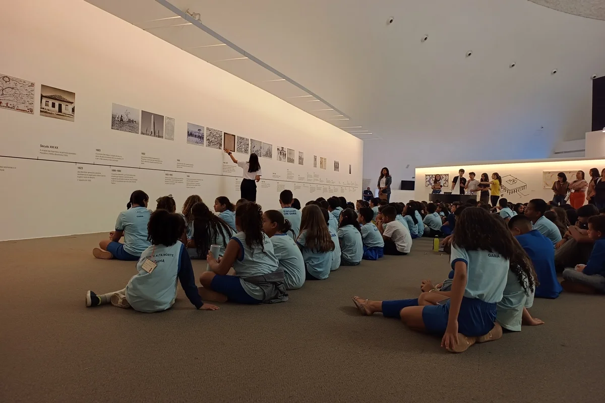 As visitas dos alunos são acompanhadas por monitores As visitas dos alunos são acompanhadas por monitores