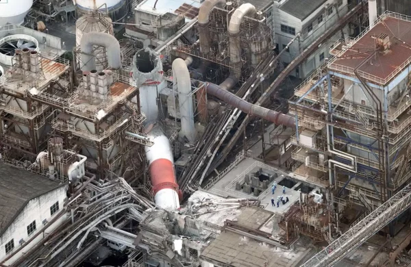 Fábrica de papel no Japão após terremoto derrubar chaminé - Metrópoles