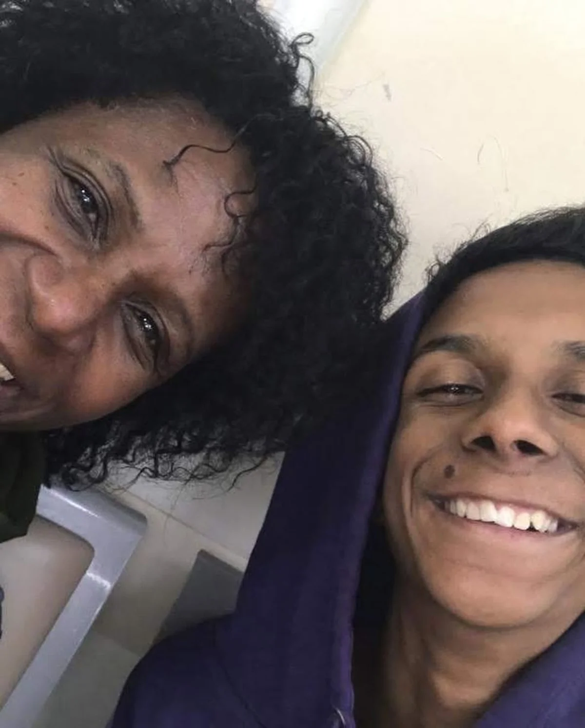 Ju Colombo e o caçula, Lucas posam juntos e sorridentes Ju Colombo e o caçula, Lucas posam juntos e sorridentes