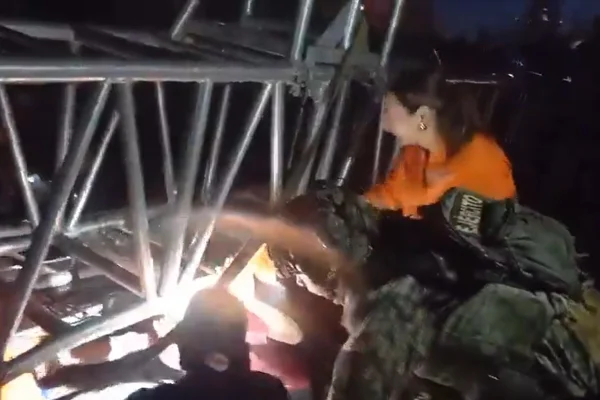 Vento derruba estrutura em evento eleitoral no México