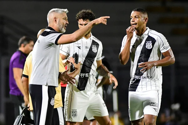 Jogadores da Ponte Preta em campo pela Série B do Campeonato Brasileiro