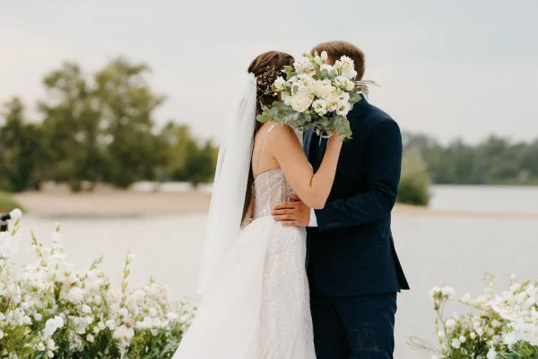 foto colorida de um casal em uma cerimonia de casamento ao ar livre