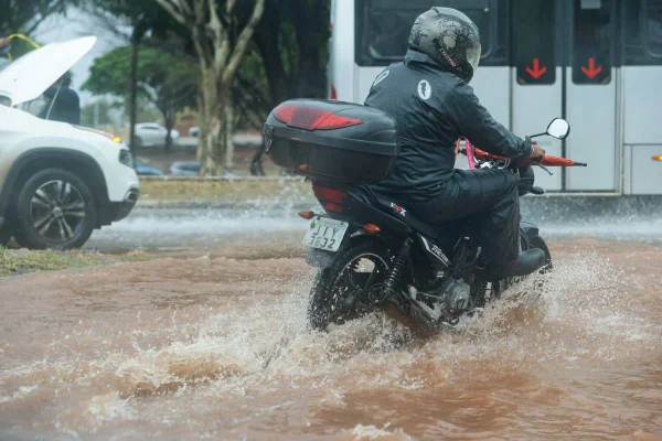 Inmet alerta para tempestades para o DF; pode chover até 50 mm hoje