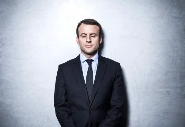 O presidente da França, Emmanuel Macron, sob fundo branco estourado -- Metrópoles