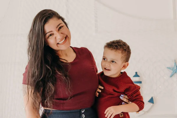 imagem colorida mostra mãe e filho - metrópoles