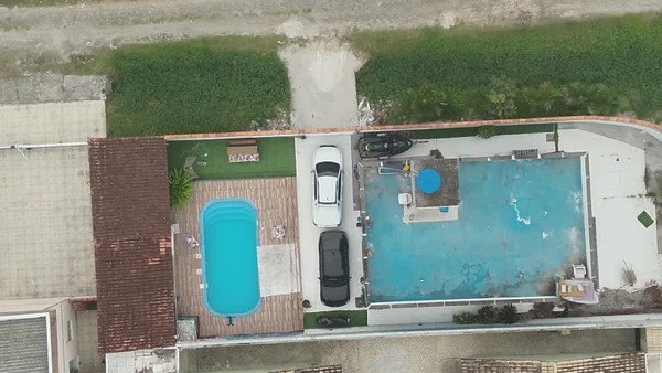 Imagem aérea mostra casa com piscina onde ocorriam pancadões - Metrópoles
