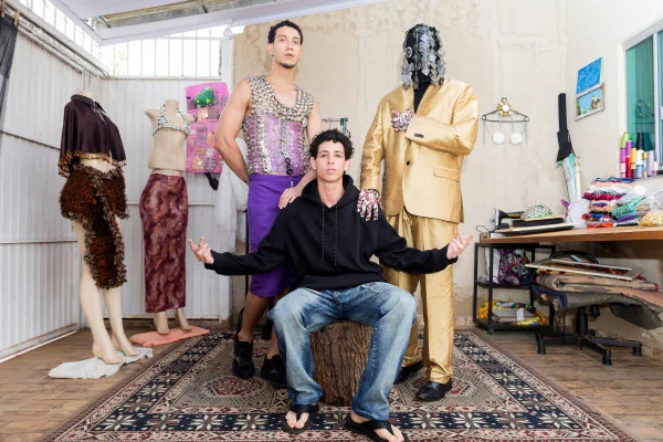 foto com cor. coleção sem limite do estilista guiddz - metrópoles