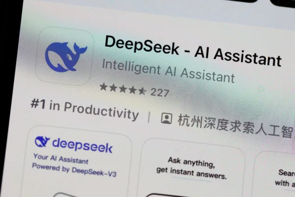 Imagem de aplicativo da startup chinesa DeepSeek em celular - Metrópoles