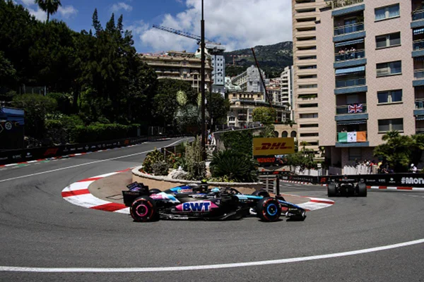 Imagem colorida de carro de Esteban Ocon - Metrópoles