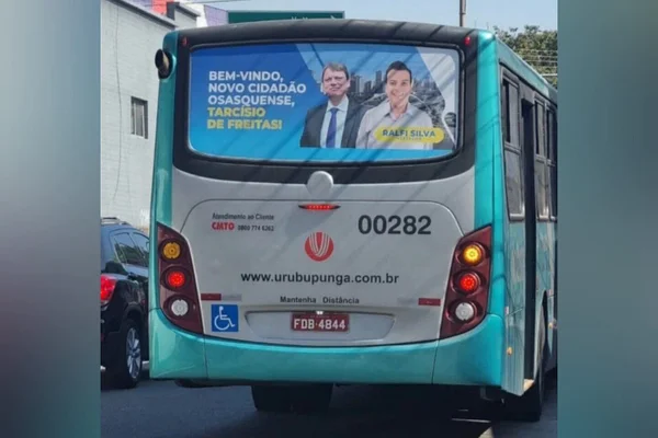 Traseira de ônibus com propaganda para o pré-candidato ao governo de São Paulo, Tarcísio de Freitas, em Osasco - Metrópoles