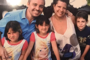 Rose Miriam, Gugu Liberato e os filhos posam juntos quando eles ainda eram crianças