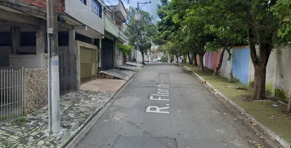 Homem é preso após esfaquear ex-mulher e matar o namorado dela
