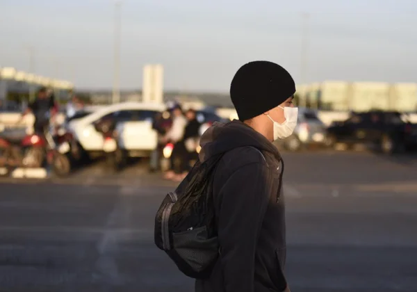 Pessoas se protegem do frio que chegou em brasília
