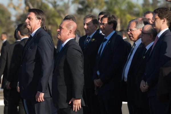 Bolsonaro se reúne com ministros para tratar de ações do governo