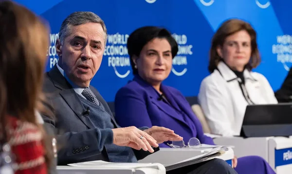 Ministro do STF, Luís Roberto Barroso, discursando ao lado de outros líderes, em Davos, na Suíça - Metrópoles