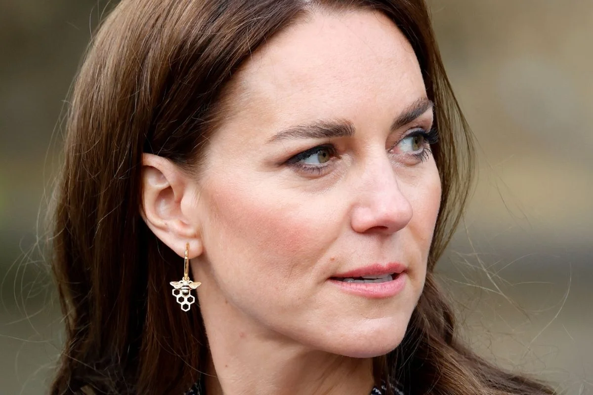 Para a ocasião, Kate Middleton usou brincos com favos de mel e berloques de abelhas, em homenagem ao símbolo de Manchester Para a ocasião, Kate Middleton usou brincos com favos de mel e berloques de abelhas, em homenagem ao símbolo de Manchester