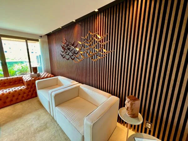 A sala de estar é ideal para receber amigos e familiares A sala de estar é ideal para receber amigos e familiares