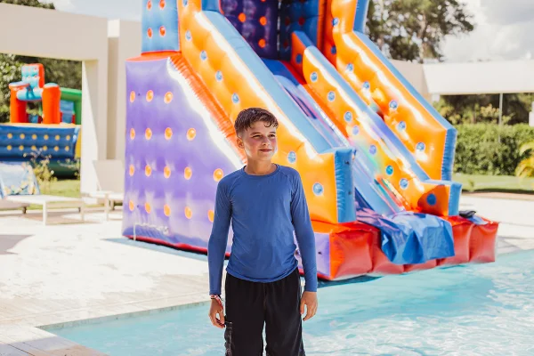Fernando Estevão comemora a chegada dos 11 anos com festa entre amigos