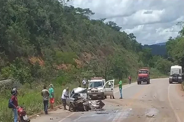 Avô e neto de 2 anos morrem em acidente com caminhão de leite na MG-431