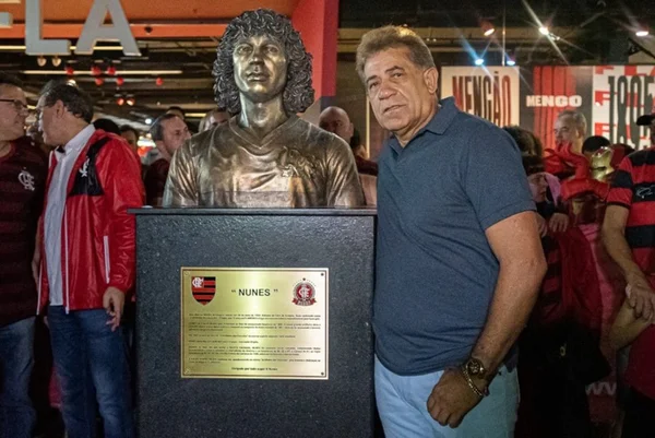 Festa no Flamengo tem saia-justa entre ex e atual de craque
