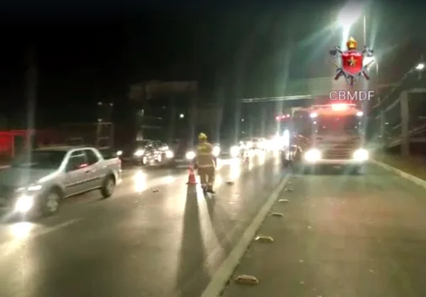 Carros passando em pista à noite