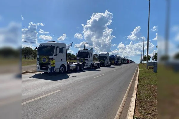 Caminhões de manifestantes podem levar à interrupção de trânsito em Brasília