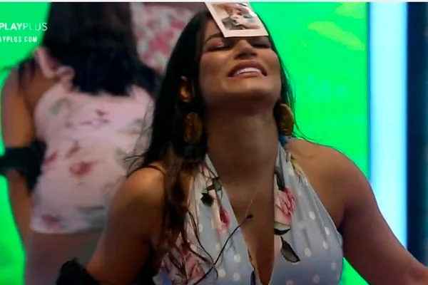 Raissa dança com foto de Lucas