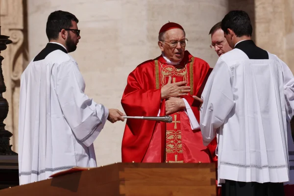 O Cardeal Giovanni Battista Re celebra a missa em frente ao caixão durante o funeral do Papa Francisco na Praça de São Pedro - Metrópoles