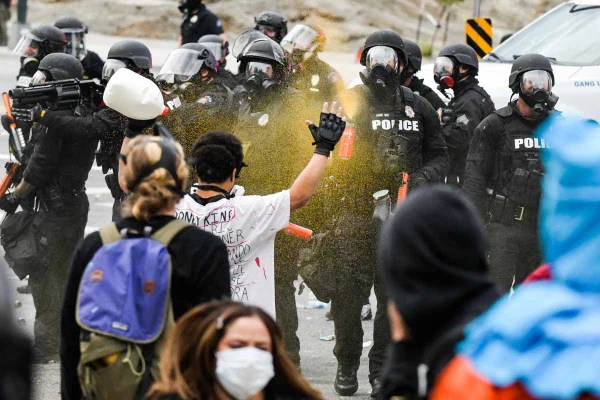 polícia usa Gas de pimenta em protestos pela morte de George Floyd nos EUA