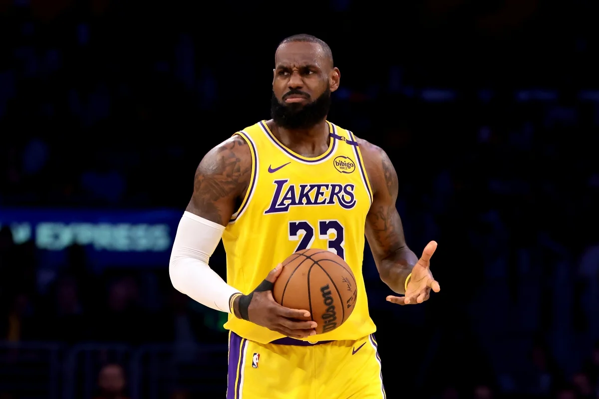 LeBron James deixa o Lakers após oito temporadas e busca novo destino sem aposentadoria