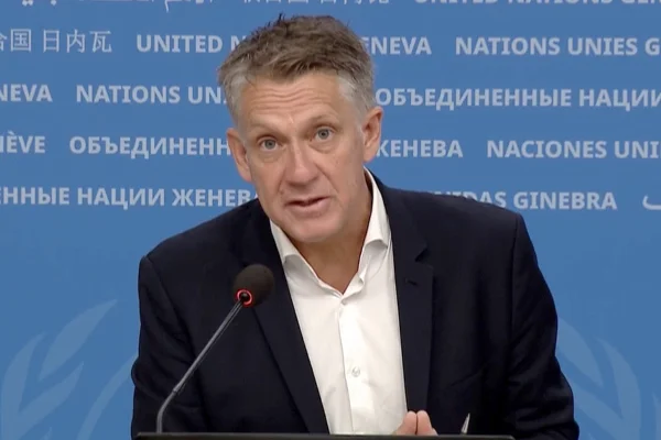 Homem branco de terno preto falando em coletiva de imprensa com fundo azul - Metrópoles