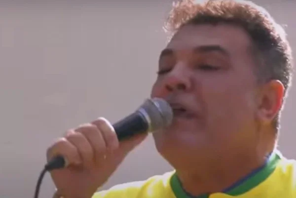 Imagem colorida do deputado Marco Feliciano, durante discurso na Avenida Paulista