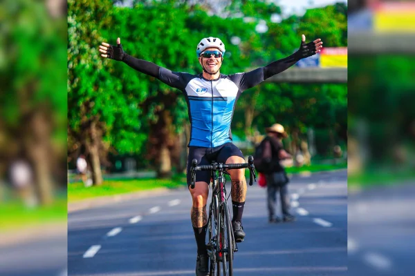 Imagem colorida de triatleta Leonardo Lopes - Metrópoles