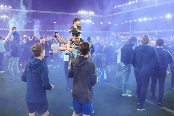 Everton consegue virada, se livra do rebaixamento e torcida invade campo