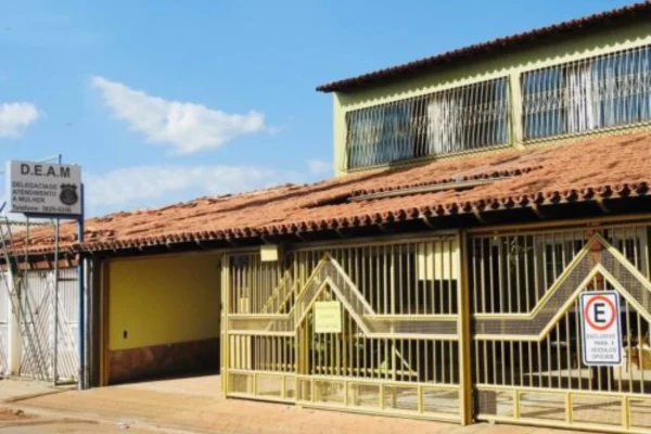 Entorno: bêbada, mãe se irrita com filho de 3 anos e tenta sufocá-lo