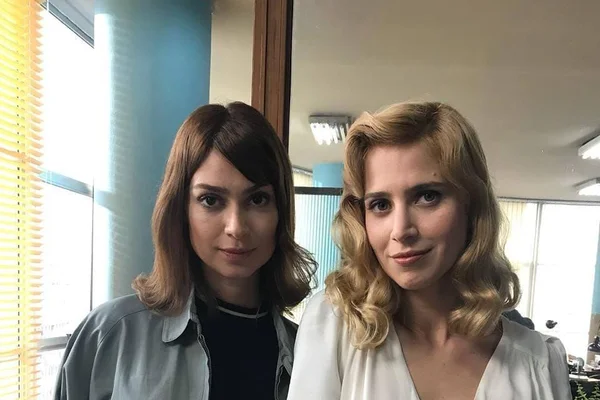 Mel Lisboa posta beijo em Thaila Ayala: “Um beijão lésbico”