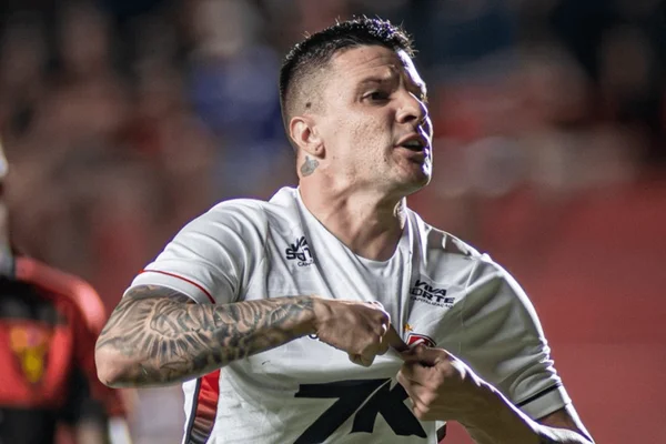 Renato Kayser comemorando gol do Vitória diante do Sport