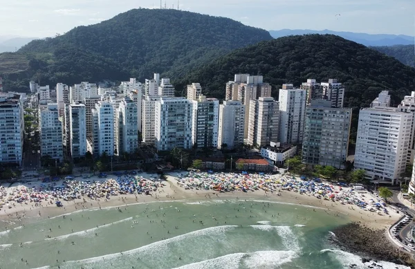 Fotografia colorida panorâmica mostra o Guarujá, no litoral sul de SP; cidade estuda cobrança de taxa para turistas - Metrópoles