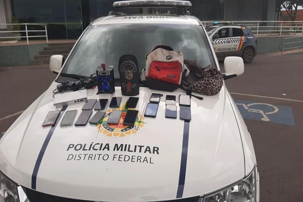PMDF aborda suspeitos em ônibus e recupera 16 celulares roubados